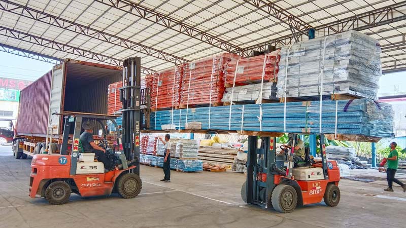 
   自动化立体仓库出海计划每天200吨货架产品装柜出口 
 